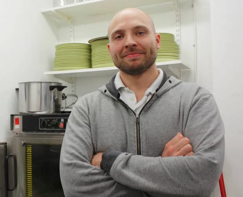 Sebastian Kentander med armarna i kors i ett restaurangkök